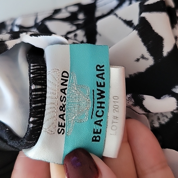 Swimsuit - Picture 7 of 8